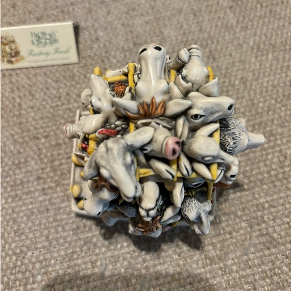 Harmony Kingdom LE 2726/3600 Factory Fresh Box Signed by Peter Calvesbert - Picture 5 of 9